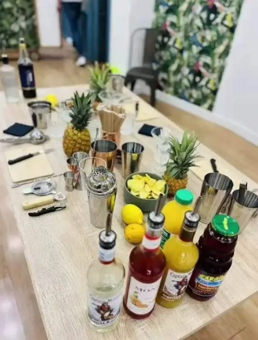 Matériel de bars sur une table pour une animation cocktails